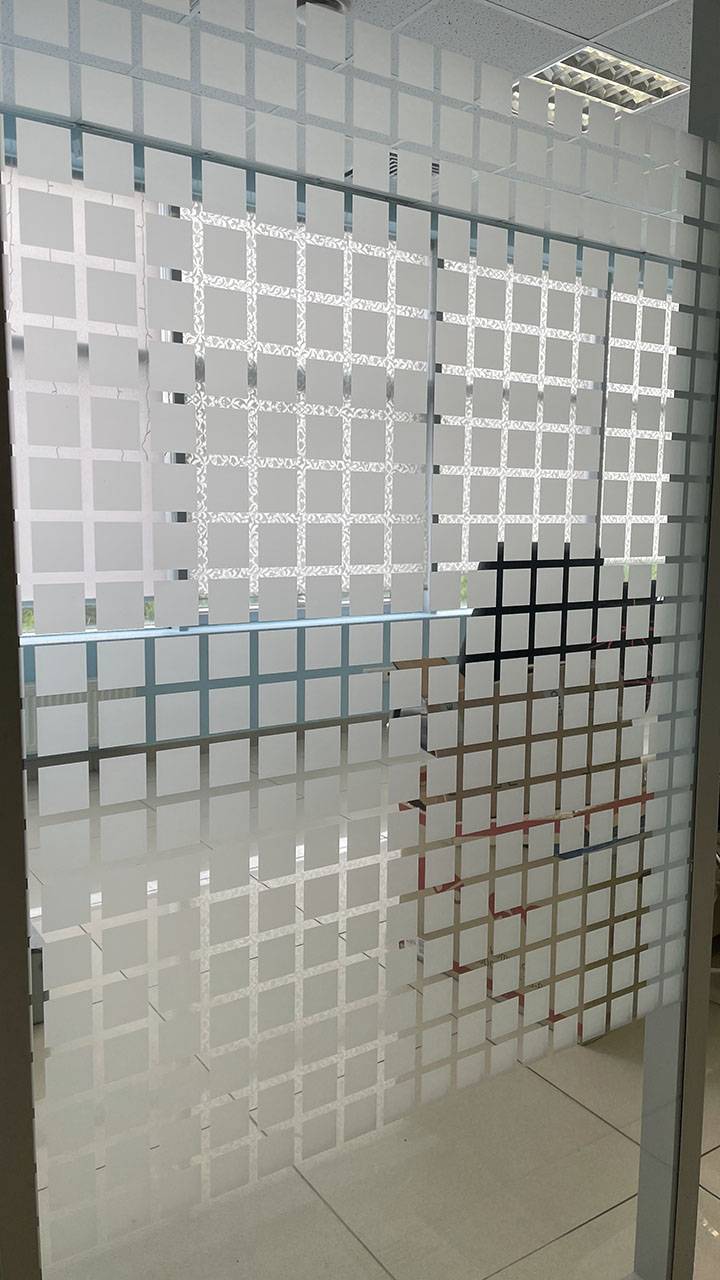 Матовые квадраты на стекле
