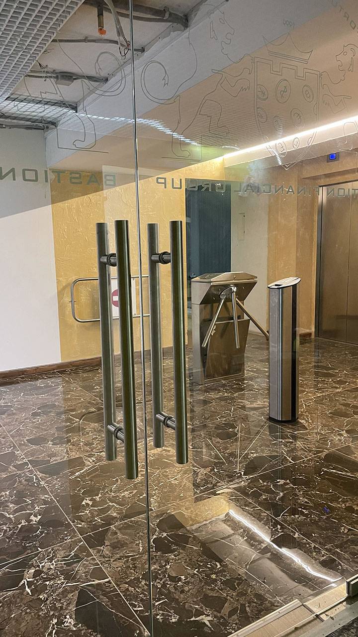 Прозрачные двери в офисе из каленого стекла