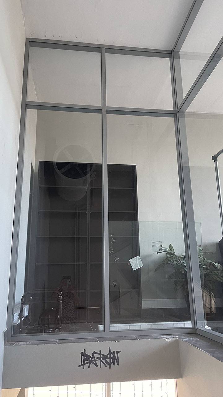Офис с перегородками из стеклянных панелей