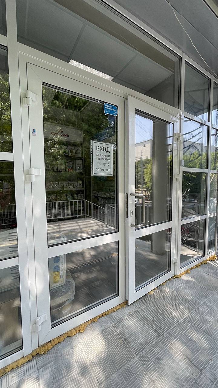 Входная группа из стеклянных дверей и перегородок