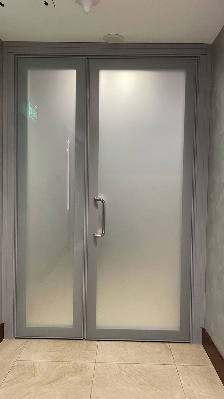 Серый дверной блок из двух створок