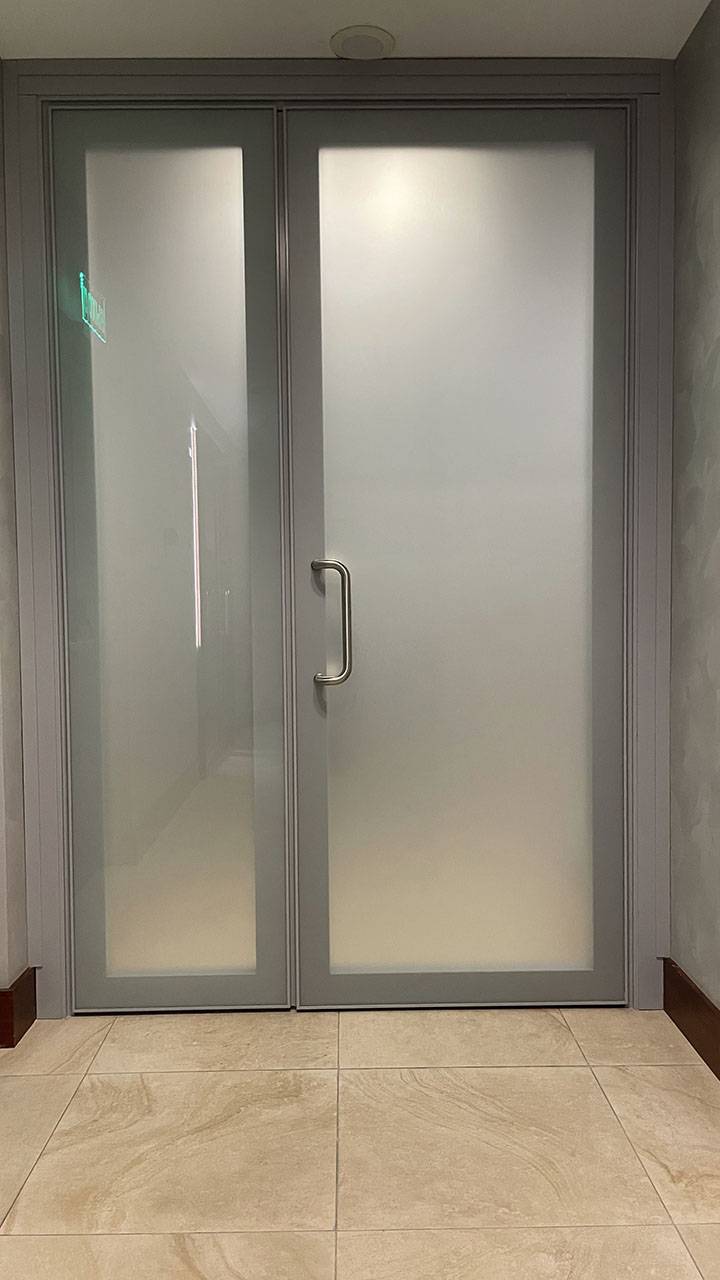 Дверь Concept из стекла в сером блоке