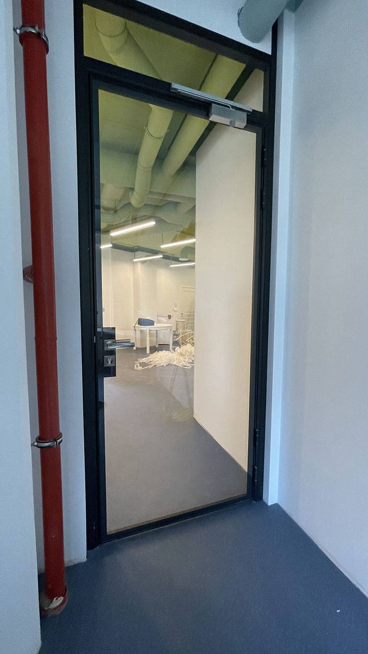 Прозрачная дверь с фрамугой в черном каркасе