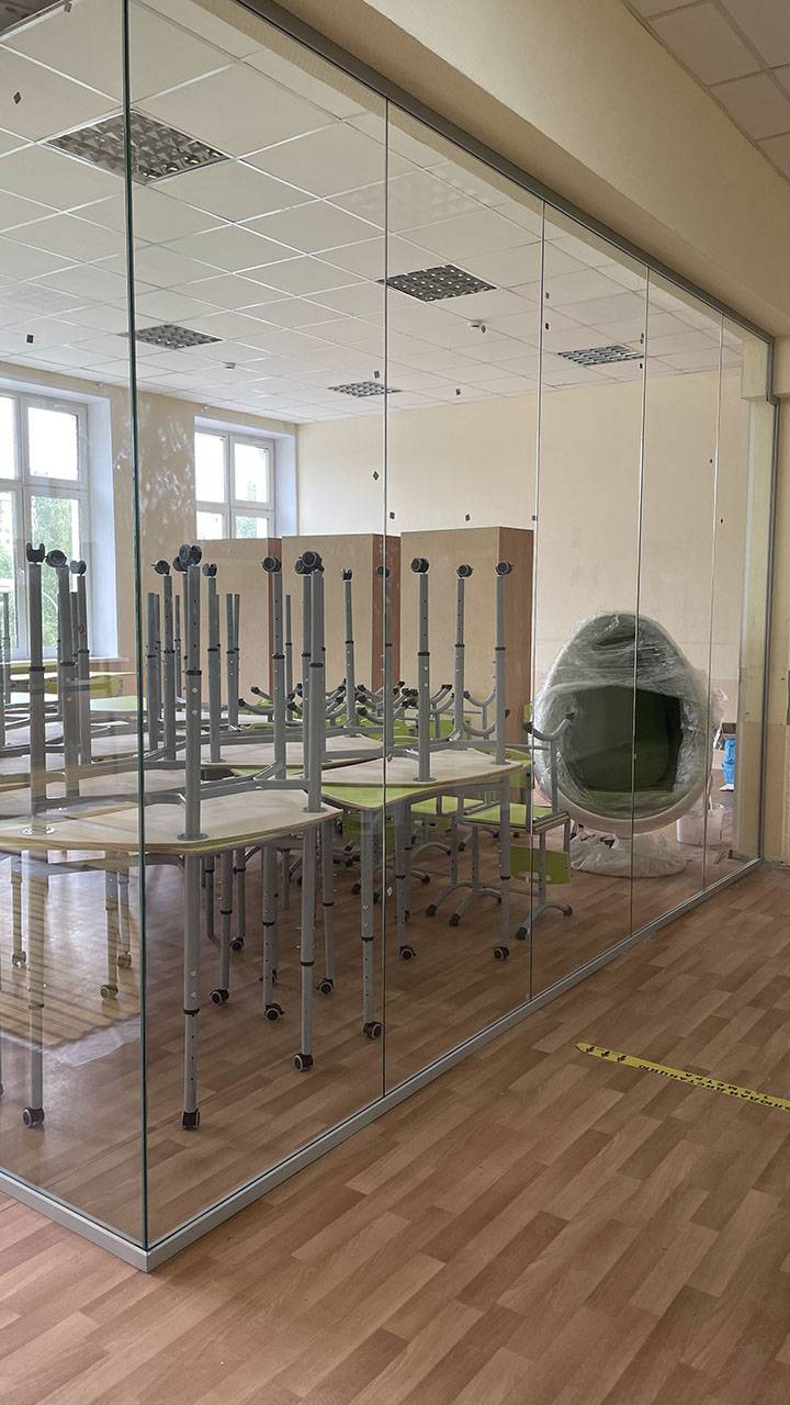 Перегородки из закаленного стекла в зажимном профиле