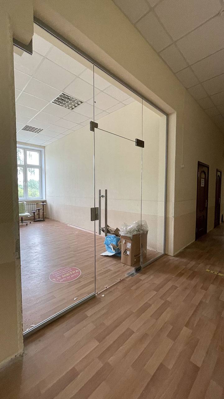 Перегородки и двери из закаленного безопасного стекла