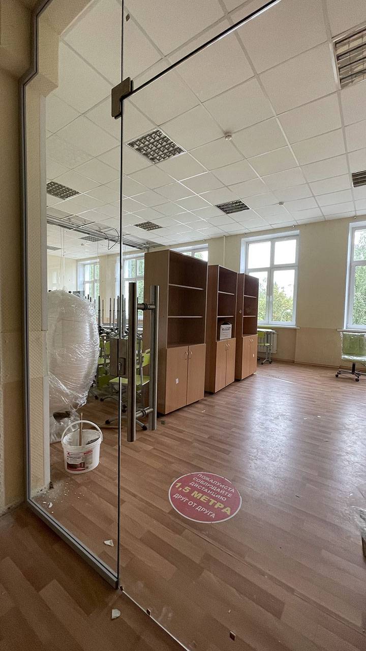 Прозрачная дверь из каленого стекла в школе