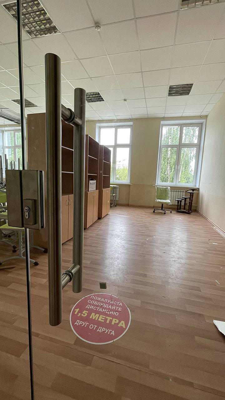 Прозрачная дверь с вертикальной ручкой
