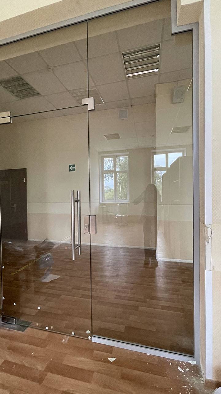 Кабинет в школе из стекла