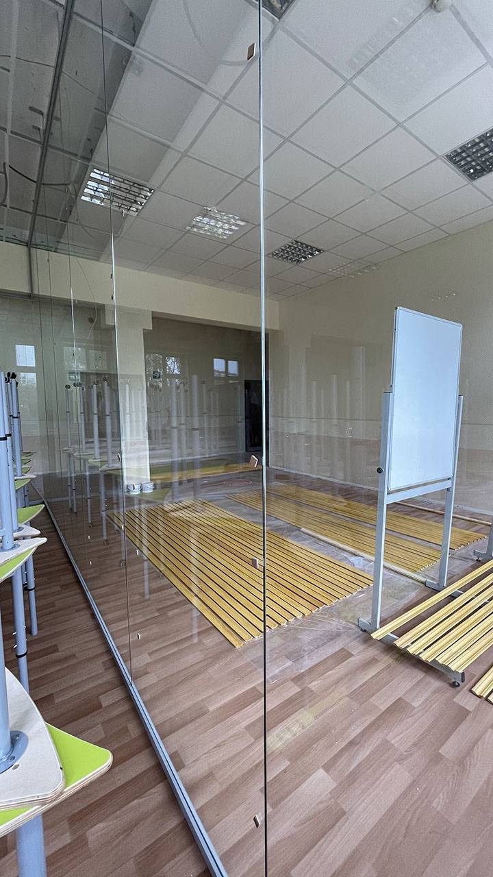 Прозрачные стены в школе