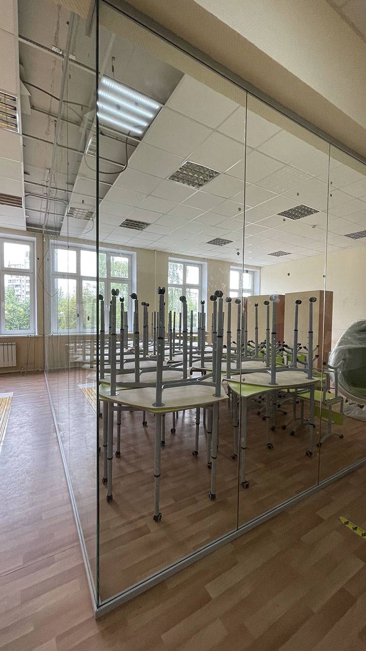 Школьная аудитория за стеклом
