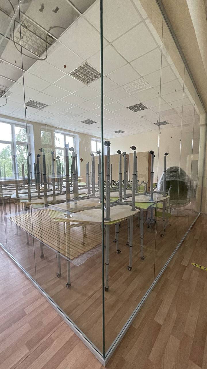 Прозрачные каленые перегородки для школьных кабинетов