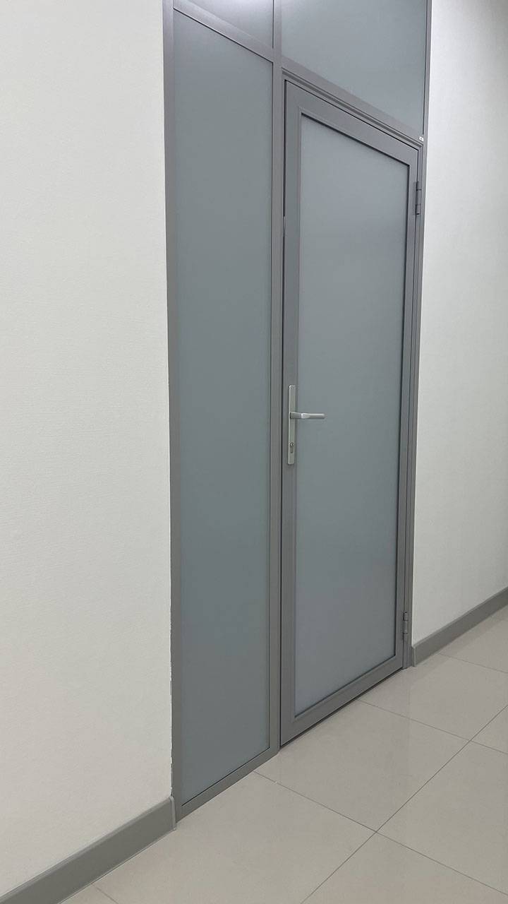 Офисные двери из стекла матовые