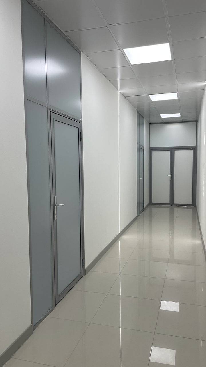 Офисный коридор со стеклянными дверьми