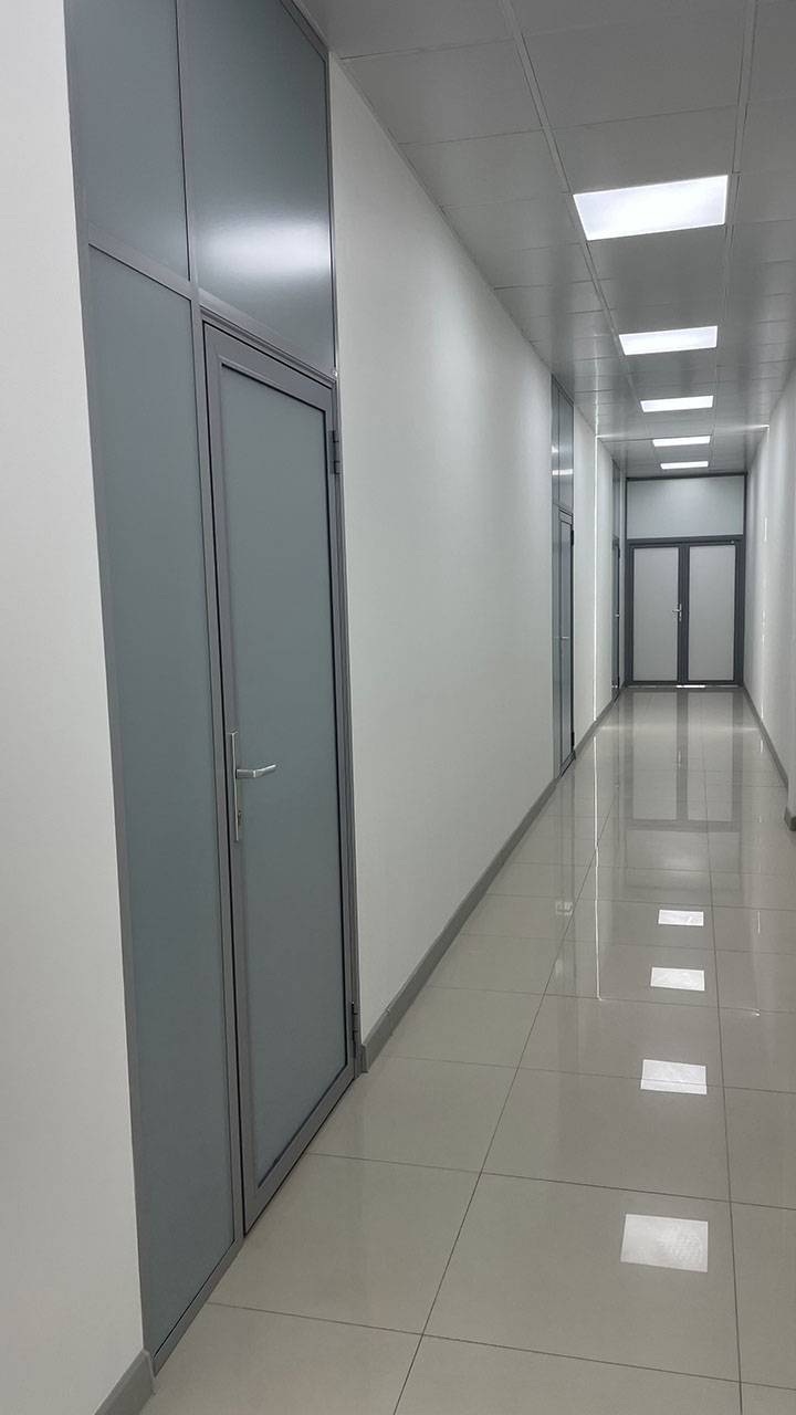 Стеклянные матовые двери в коридоре офиса