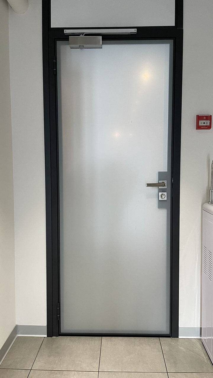 Матовая дверь с фрамугой в черном каркасе