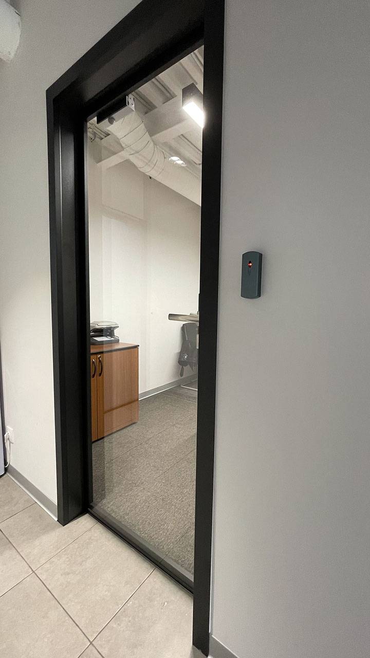 Прозрачная дверь с доводчиком в офисе
