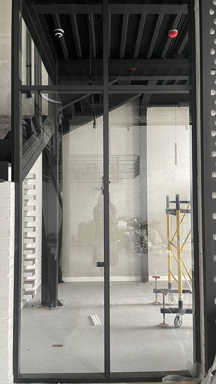 Прозрачные перегородки и двери в стиле лофт с черным каркасом