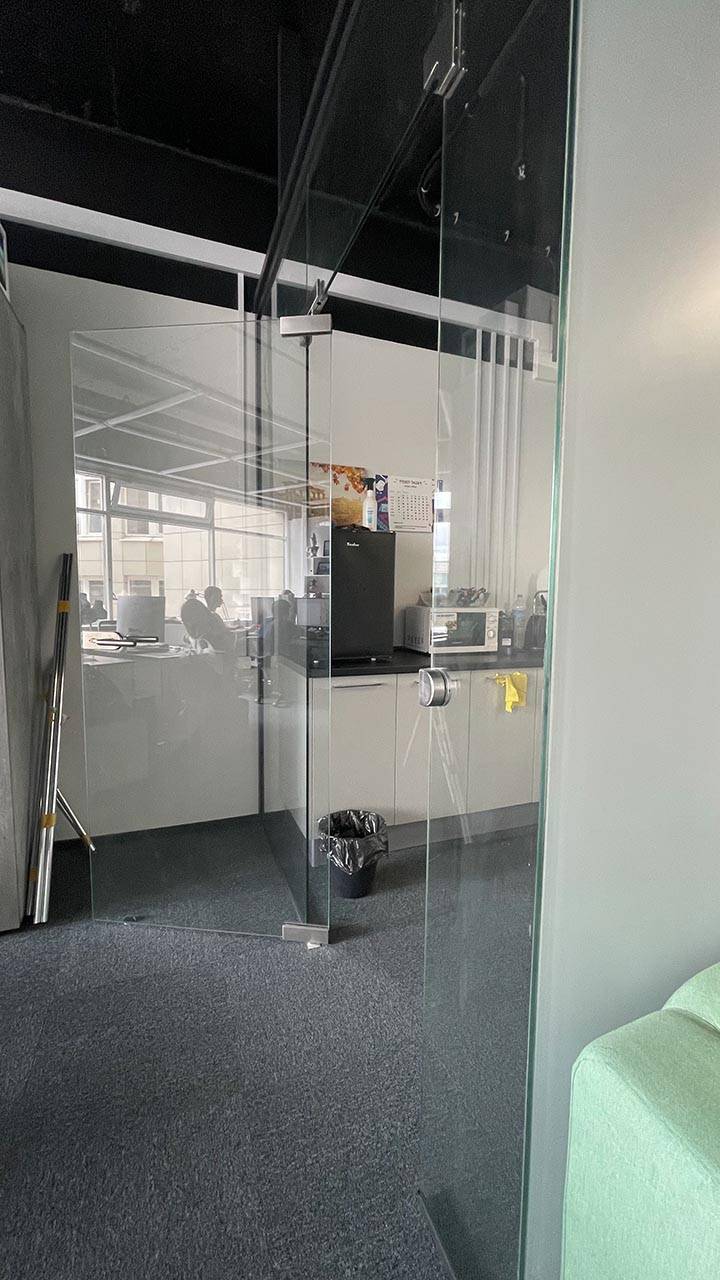 Прозрачная перегородка в офисе