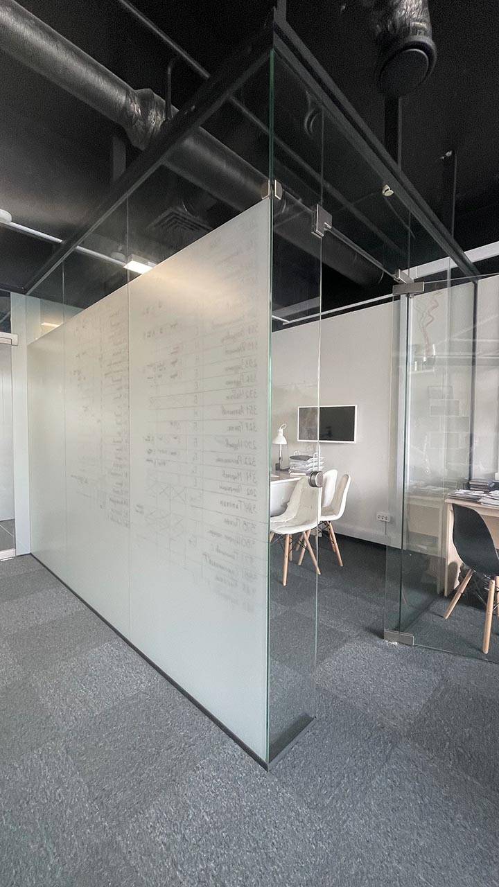 Офисный кабинет из стеклянных панелей