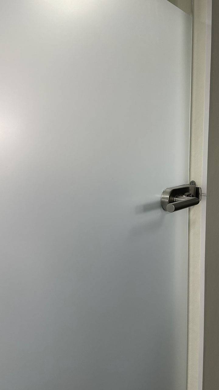 Стеклянная дверь с фурнитурой