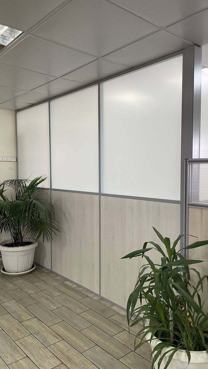 Комбинация стекла и ЛДСП в офисной перегородке