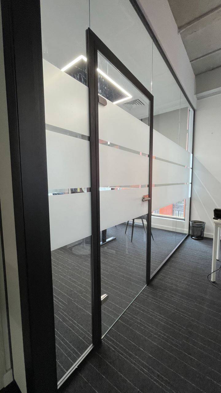Офис с зонами из стеклянных перегородок
