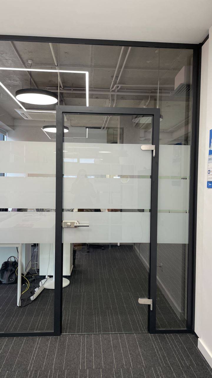 Двери и перегородки из стекла для зонирования офиса