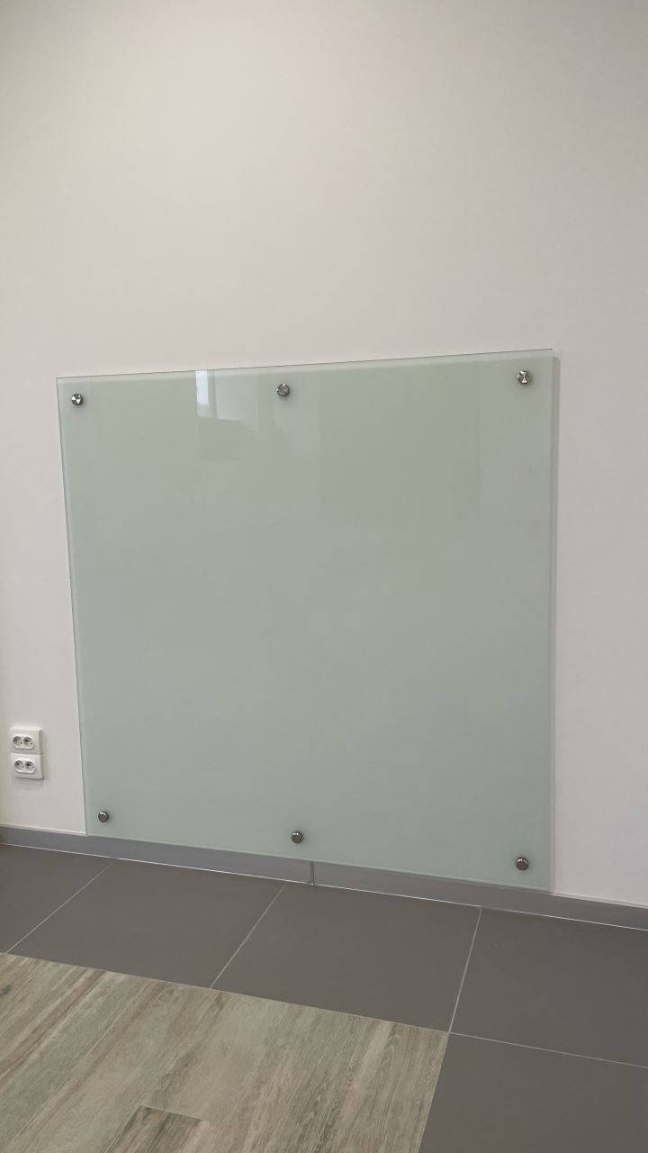 Прозрачные стеклянные панели на стене