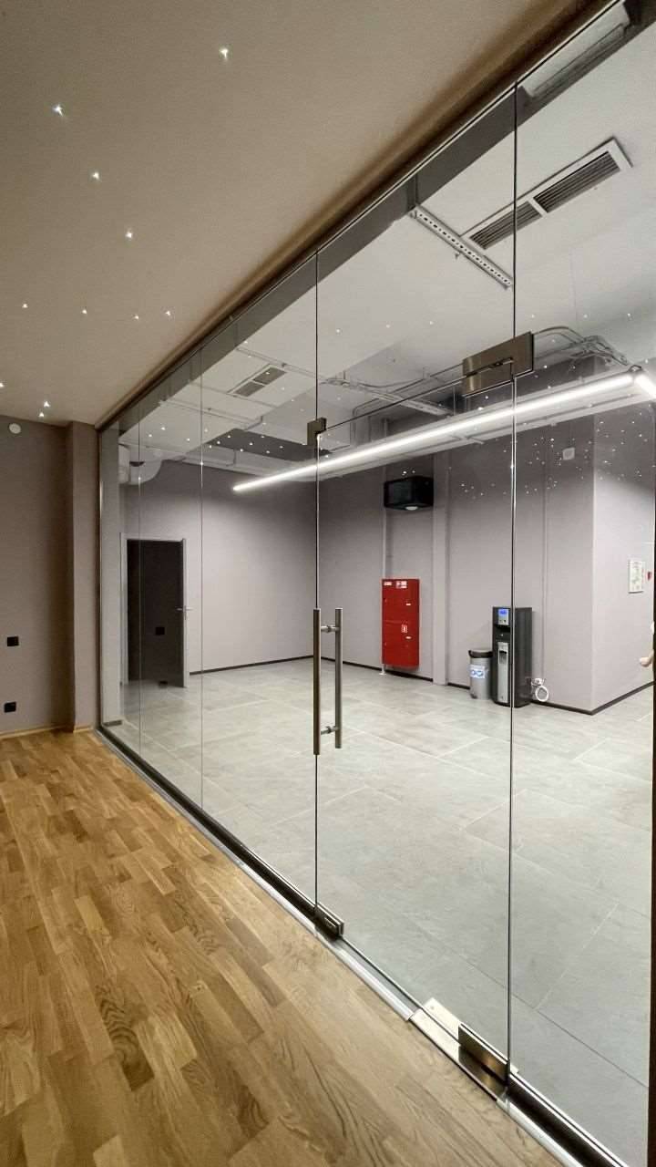 Внутри комнаты за прозрачной стеной