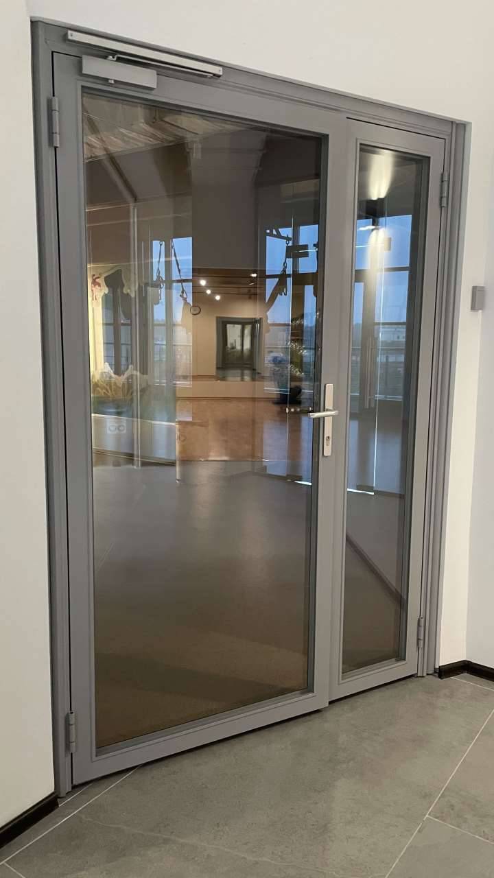 Двери стеклянные в металлокаркасе с доводчиком