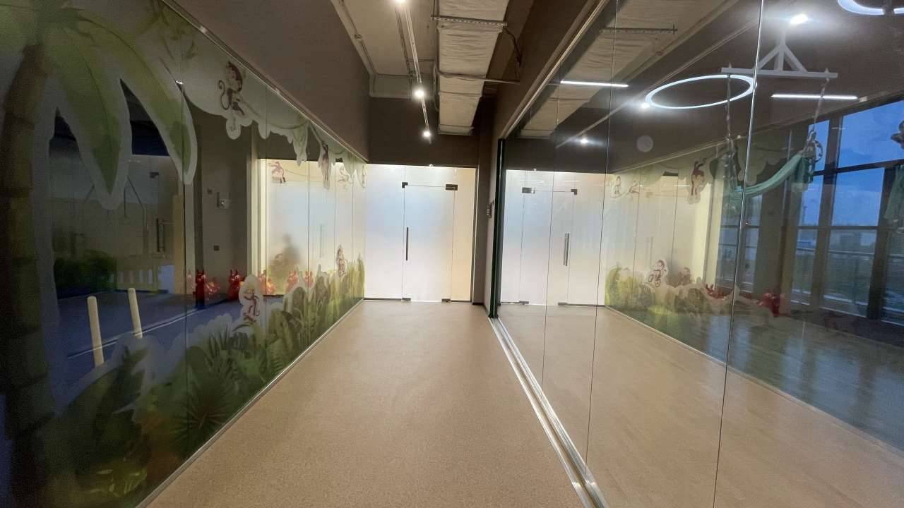 Стеклянные перегородки в интерьере