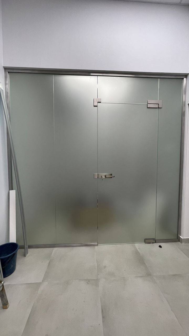 Стеклянные двери и перегородки из цельных полотен в клинике