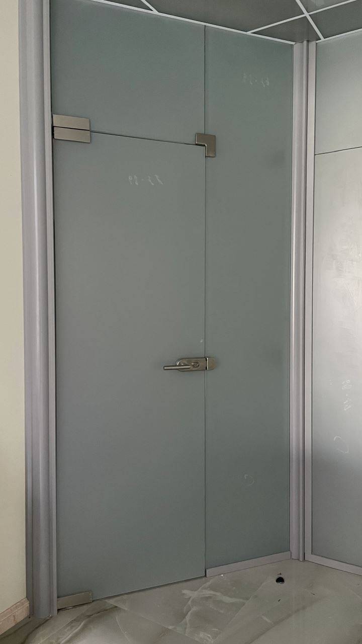 Двери с фрамугой и перегородкой из стекла