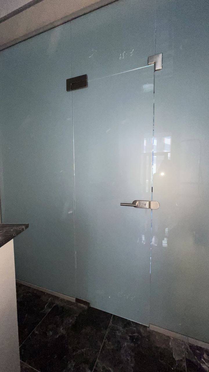 Закаленная стеклянная дверь с перегородкой