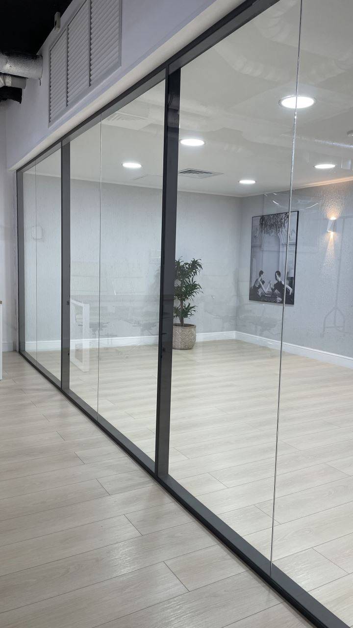 Цельностеклянная перегородка