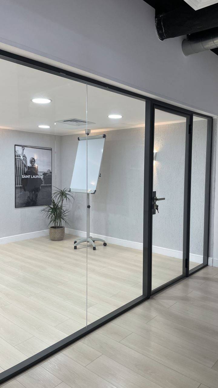 Прозрачная перегородка в офисе