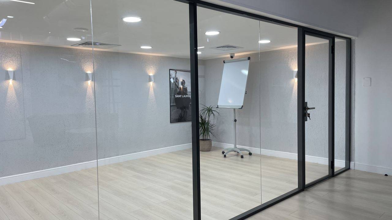 Перегородки и двери из стекла в черном каркасе