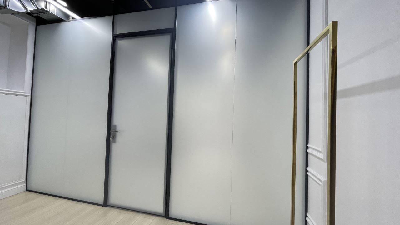 Матовые цельностеклянные перегородки в черном каркасе