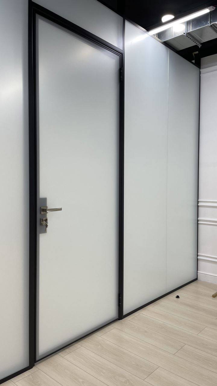 Матовые перегородки и двери из стекла
