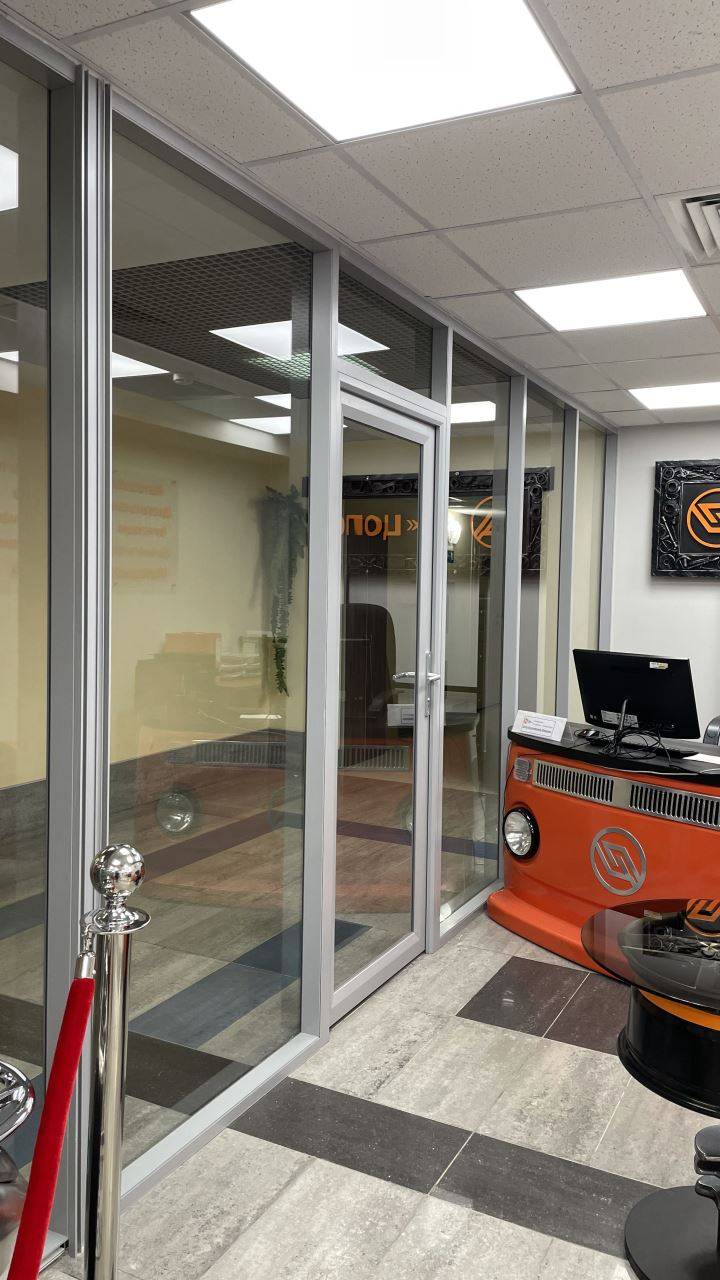 Прозрачные алюминиевые перегородки