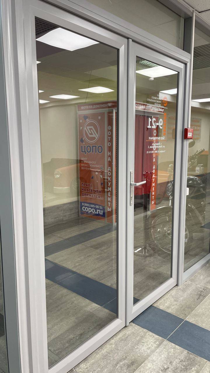 Прозрачные двери из алюминия