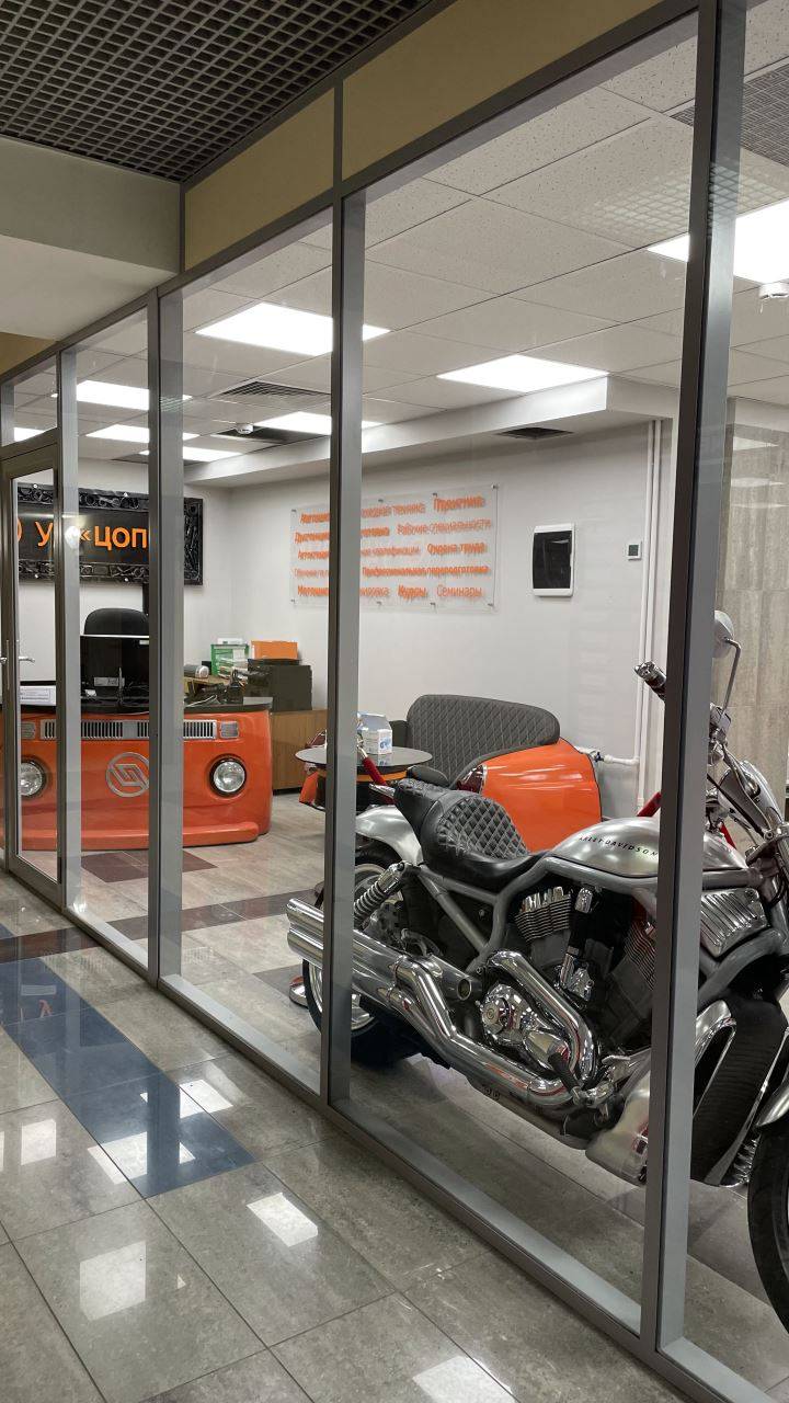 Прозрачные перегородки на алюминиевом каркасе