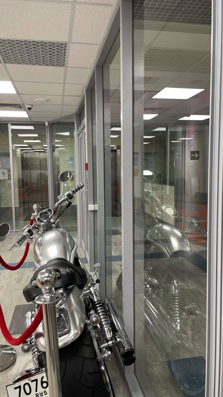 Прозрачная стекна в офисе