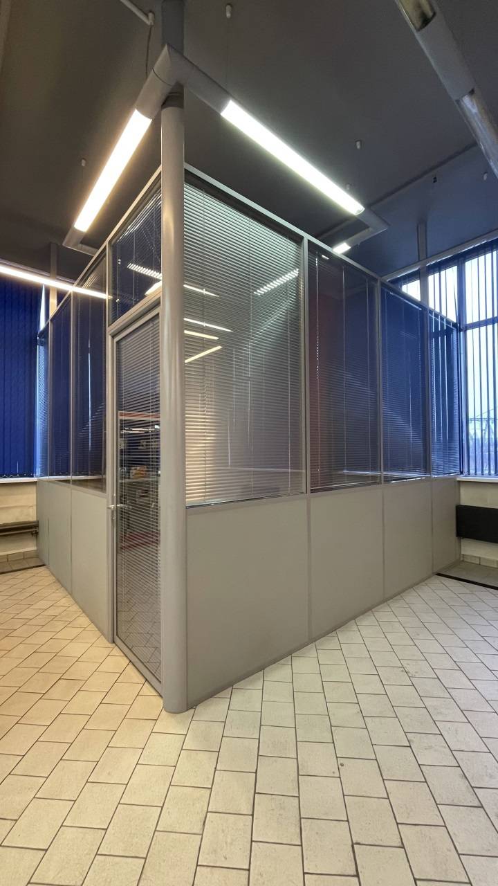 Кабинет из комбинированных перегородок