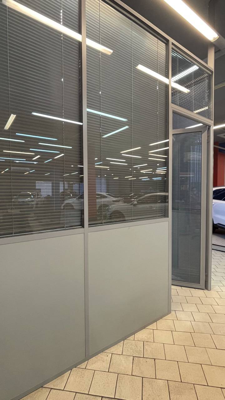 Перегородки из стекла и гипсовинила в офисе