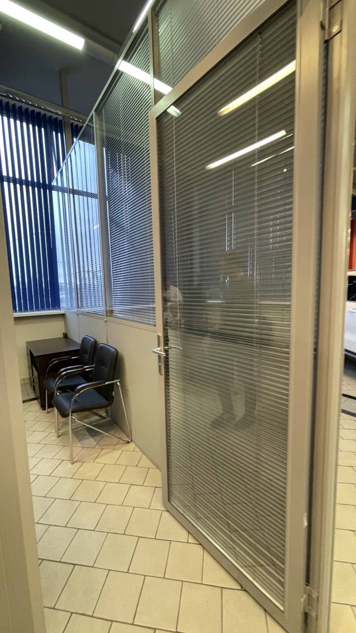 Стеклянная дверь со встроенными жалюзи