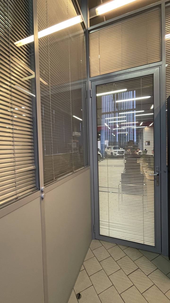 Двери и перегородки из стекла и гипсовинила