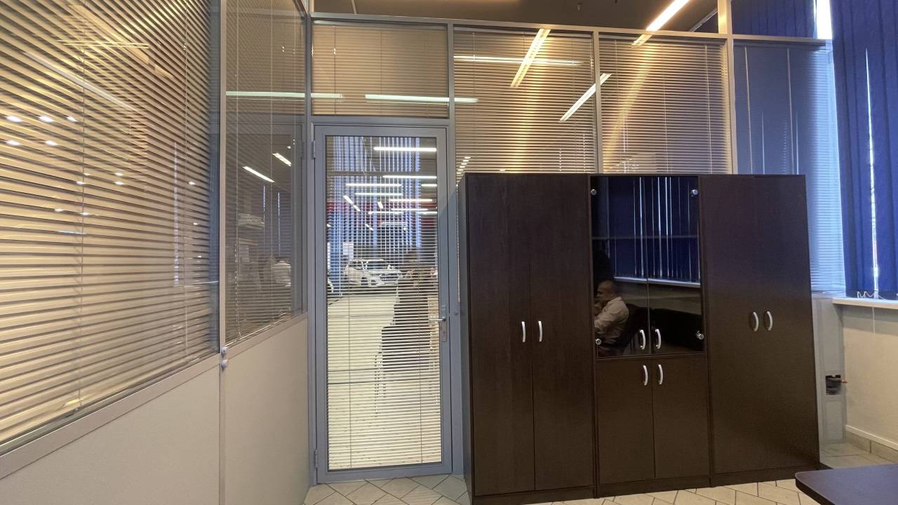 Кабинет из перегородок со стеклом и гипсовинилом