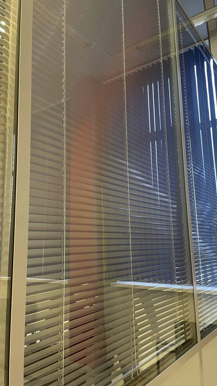 Жалюзи внутри стеклянной перегородки