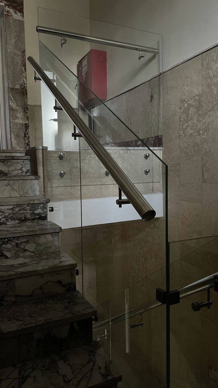 Стеклянные ограждения лестницы